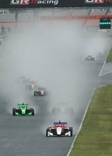フォーミュラカー選手権に1.5万人沸く　大分・日田市のオートポリス