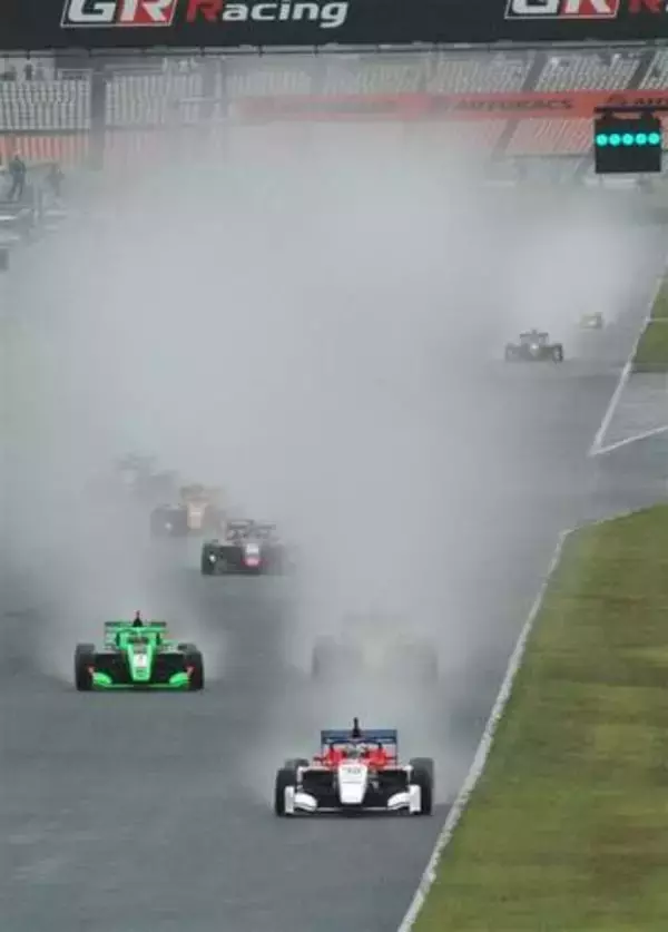 フォーミュラカー選手権に1.5万人沸く　大分・日田市のオートポリス