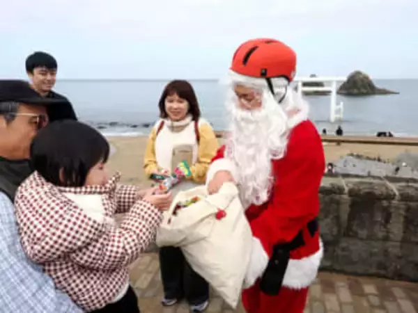 福岡・糸島市にサンタが自転車でやってきた　子どもにお菓子、環境客と触れ合い