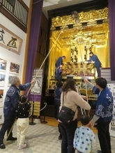 6.5メートルの仏壇　特製はたき使いすす払い　福岡・八女伝統工芸館