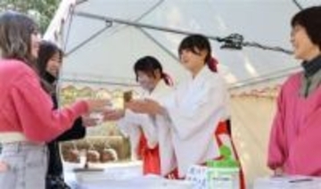 長崎・雲仙市の橘神社で巫女が七草がゆ振る舞い