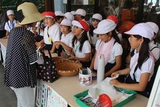 福岡・うきは市の山春小校内で栽培の「やまはる茶」　4年生が販売