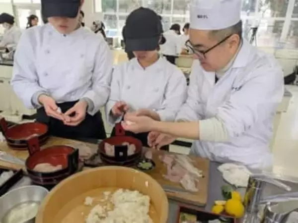 大分・日田三隈高生「かぼすブリ・ヒラメ」の調理に挑戦　自らさばいて刺し身やすしに