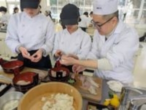 大分・日田三隈高生「かぼすブリ・ヒラメ」の調理に挑戦　自らさばいて刺し身やすしに