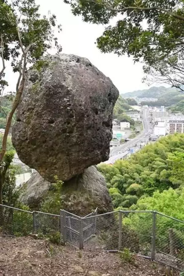 「落ちない」奇岩間近で　長崎・時津町が散策路整備