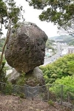 ［長崎県］「落ちない」奇岩間近で　時津町が散策路整備