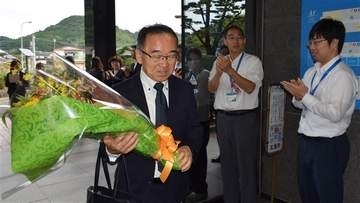 佐賀県の日高・玄海町長が初登庁　「町民目線を大切に」