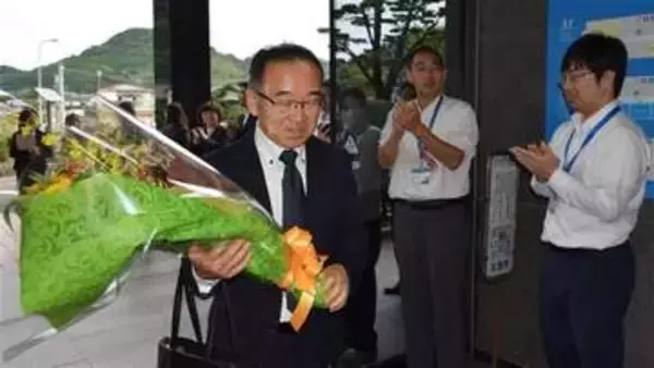 佐賀県の日高・玄海町長が初登庁　「町民目線を大切に」