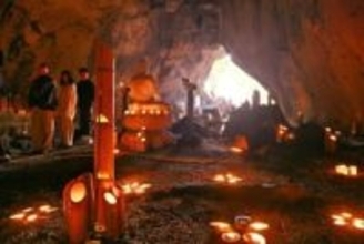 ［大分県］洞窟に竹灯籠　石仏照らす　玖珠・かまどケ岩で秋祭り