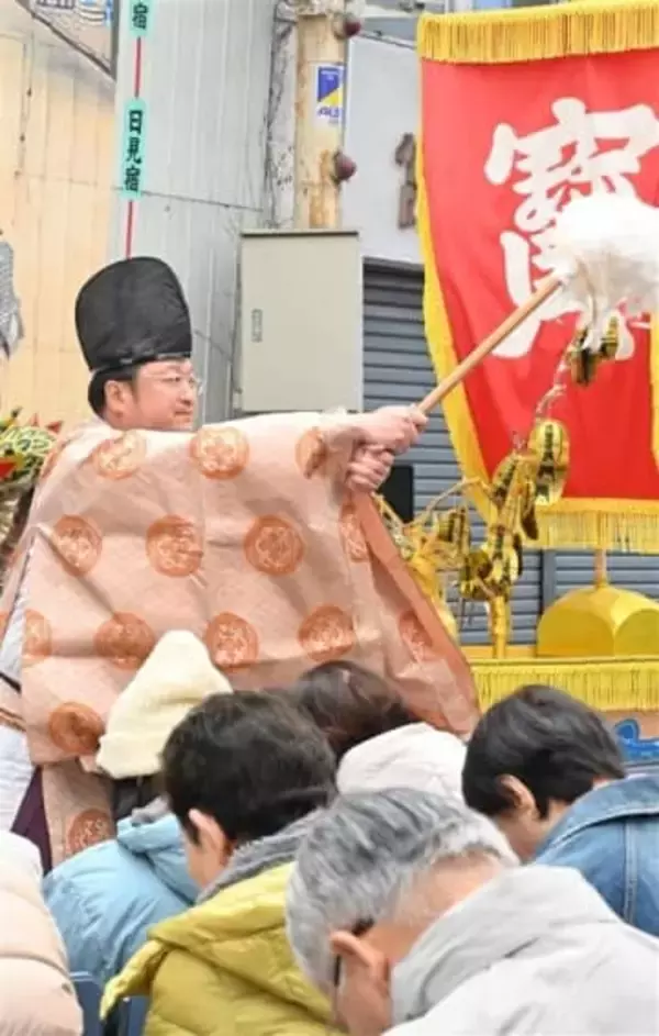 福岡・飯塚市の東町・本町両商店街でえびす祭り　全長約3メートルの宝船