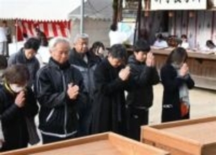 福岡・久留米の水天宮で初詣　雪舞う中、一年の無病息災や幸せ願う