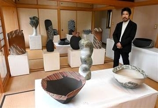 福岡・福智町の上野焼、独創性追求した62点　陶芸作家の世良さんが個展、日展入選作など展示