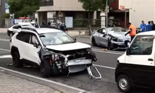 福岡市早良区で西鉄バスなど4台絡む事故　2人搬送、明治通りの一部2時間通行止め