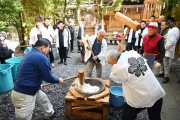 ［長崎県］氏子や農家ら「ヨイサー」　長崎市　諏訪神社で正月用餅つき