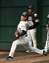 【春季キャンプ】ソフトバンクホークスの稲川と鈴木豪が初ブルペン　開幕1軍へ上々発進