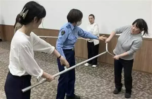福岡のイオンモール福津で不審者対応訓練　従業員ら参加