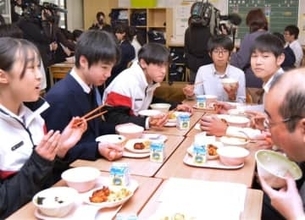 「ご飯もおかずも」「ミルクだけ」福岡県の公立中、自治体で給食に差