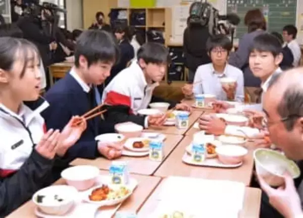 「ご飯もおかずも」「ミルクだけ」福岡県の公立中、自治体で給食に差