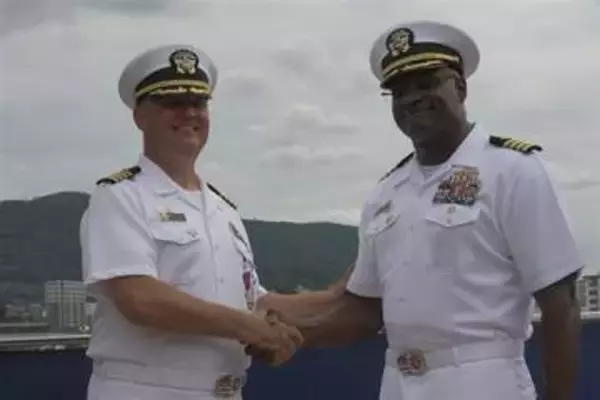 長崎県の米海軍佐世保基地にハインズ大佐が新司令官に着任