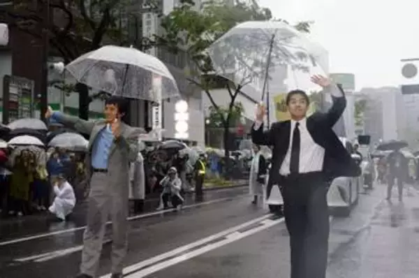 博多どんたくに“豊臣兄弟”参上　仲野太賀さん、池松壮亮さんが雨の沿道沸かす