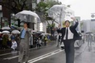 博多どんたくに“豊臣兄弟”参上　仲野太賀さん、池松壮亮さんが雨の沿道沸かす