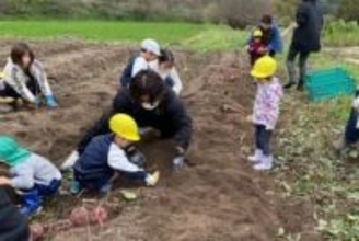 ［大分県］子どもたち芋掘りに笑顔　6月に苗植え…秋の収穫楽しみに　九重町の介護施設　玖珠RC招く