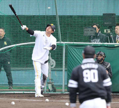 【春季キャンプ】ソフトバンクホークス柳田がランチ特打、16本柵越え