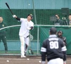 【春季キャンプ】ソフトバンクホークス柳田がランチ特打、16本柵越え