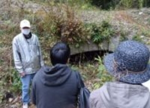 ［大分県］日田のアーチ型石橋　探訪　180年前架設、土中から新発見、残る要石…　江戸、明治の歴史に触れる　「三芳学」の受講生