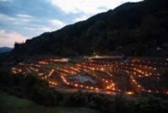［熊本県］初夏告げる　「揺れる炎」　水俣「棚田のあかり」