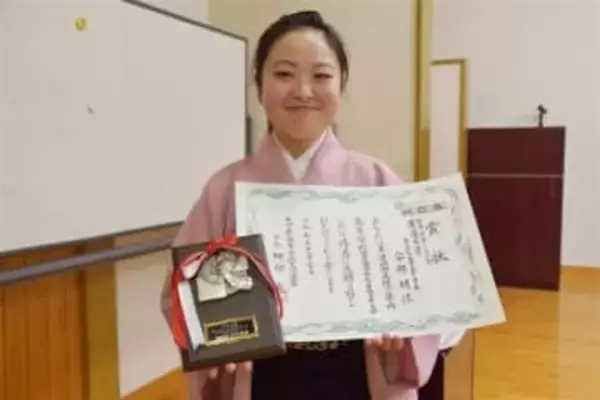 ［大分県］詩舞に魅せられ15歳奮闘　日田高の安部さん　全国大会出場へ　「扇一つで何でも表現」　県新人大会で最優秀賞