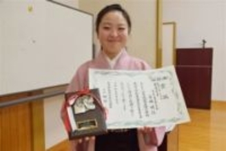 ［大分県］詩舞に魅せられ15歳奮闘　日田高の安部さん　全国大会出場へ　「扇一つで何でも表現」　県新人大会で最優秀賞