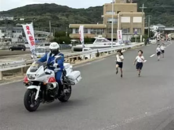 長崎・佐世保市の宇久島で小中高合同駅伝、58人がたすきつなぐ　白バイも登場