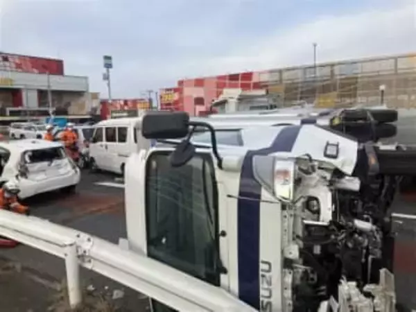 福岡・宗像市の交差点で6台絡む多重事故　トラック横転、6人負傷か