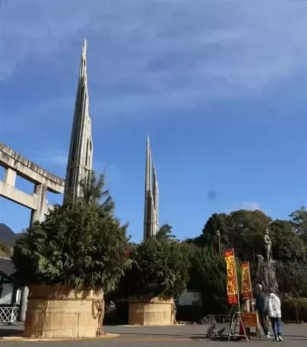 ［長崎県］平穏な新年願い巨大門松が登場　雲仙・橘神社