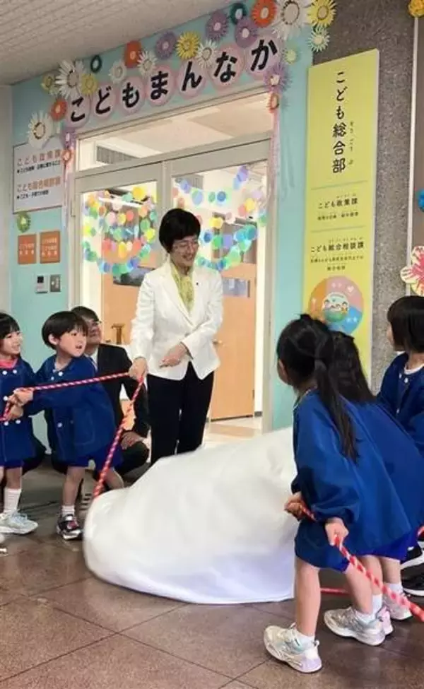 子ども中心の伴走型支援へ　大分・日田市「こども総合部」がスタート　市長と園児ら看板除幕