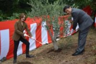 ［長崎県］万博のバチカン平和のオリーブ　平戸に返還　市長ら植樹