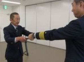 ［佐賀県］海に転落の釣り人を救助　唐津海保　漁船の脇山さんに感謝状　大波の中、1人で引き上げる