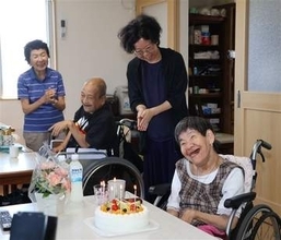 胎児性水俣病の坂本しのぶさん、古希の誓い　「水俣病は終わっていないと伝えていく」　写真家芥川さんらがお祝い