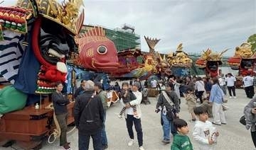 お気に入りの曳山間近に　佐賀・唐津くんち春季例大祭