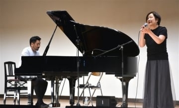 作曲家・ピアニストの中村天平さん　長崎・平戸市でコンサート　繊細な調べで120人魅了