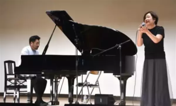 作曲家・ピアニストの中村天平さん　長崎・平戸市でコンサート　繊細な調べで120人魅了