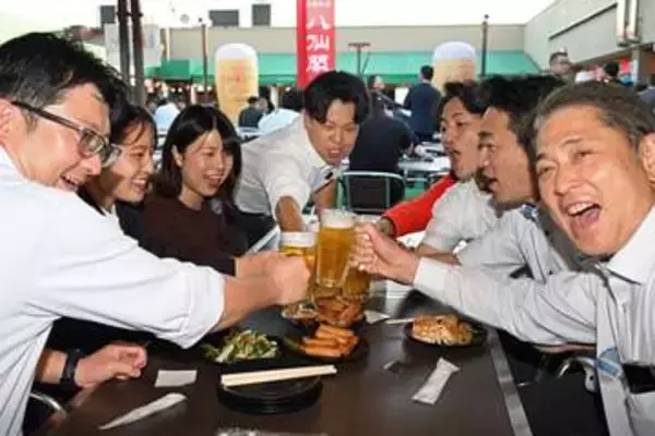 空を見上げて乾杯！　福岡市・天神でビアガーデンがオープン