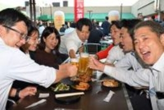 空を見上げて乾杯！　福岡市・天神でビアガーデンがオープン
