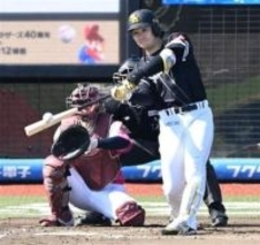 ソフトバンクホークス正木が今季初出場で1号＆二塁打　痛恨の失策をバットで挽回