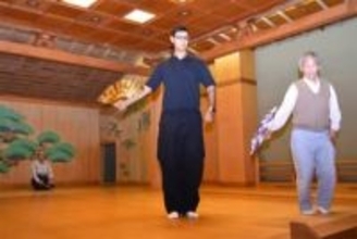 能楽「オモシロイ」　北九州市の留学生、発表会へ練習励む　11月16日に子どもたちと共演