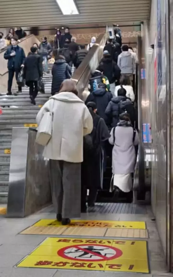 福岡市地下鉄の博多・天神駅でAIが注意喚起　エスカレーター片側空けに反応