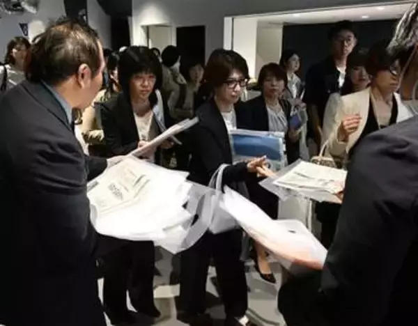 西日本新聞など新聞6紙、長崎大の入学式会場で配布