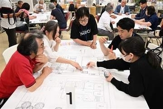 避難所運営ゲームで学ぶ　病の男性、子連れの母…どう対応？　佐賀・鳥栖市で防災講座、市民が体験