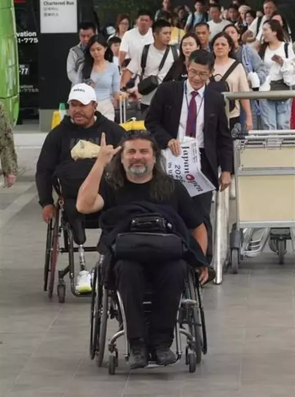 福岡・飯塚国際車いすテニス大会　開幕前に選手が続々現地入り　笑顔で歓迎、ボランティアが送迎サポート